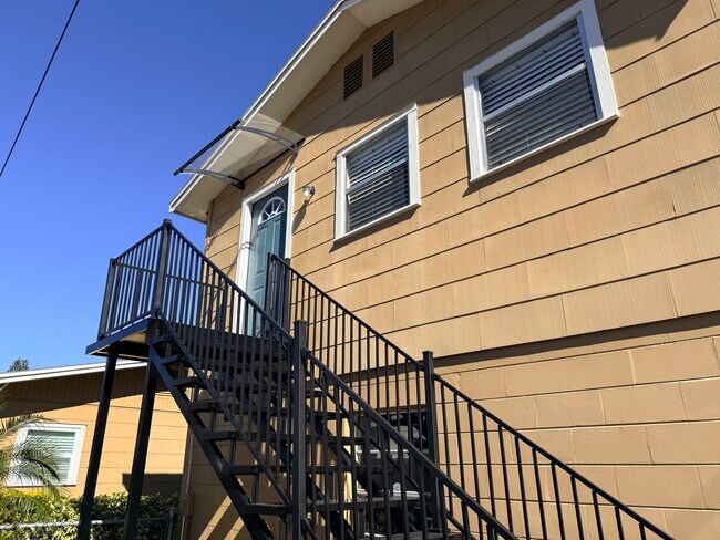 Apartamento en la planta superior. - 4126 35th Ave N