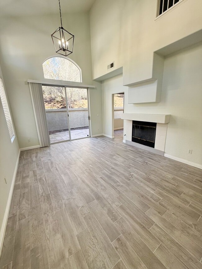 Building Photo - 3 Bed/2.5 Bath End Unit Townhome in Chatea...