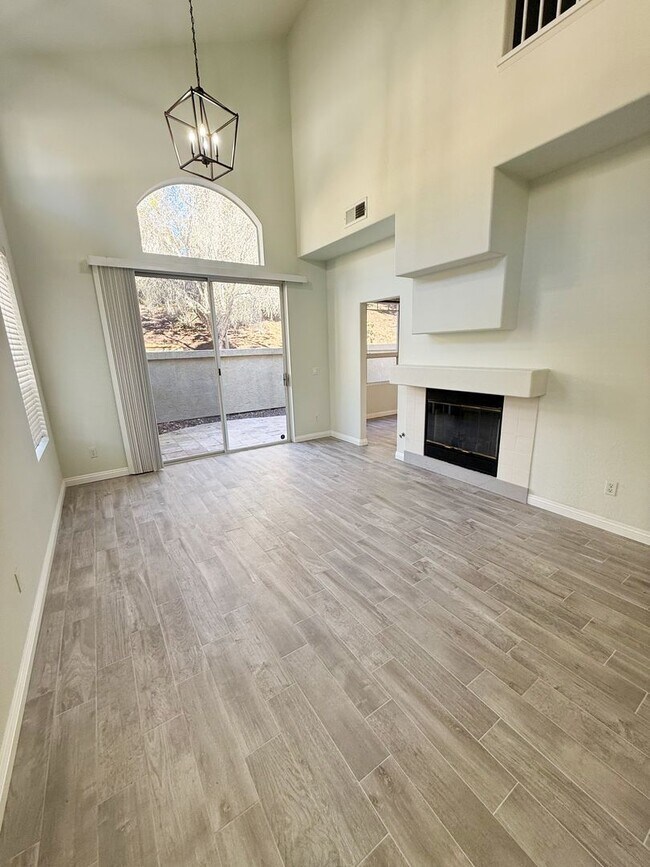 Foto del edificio - 3 Bed/2.5 Bath End Unit Townhome in Chateau Village