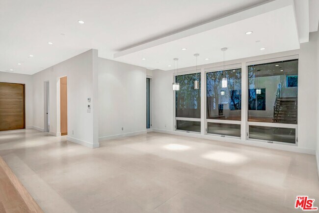 Building Photo - 647 N Laurel Ave