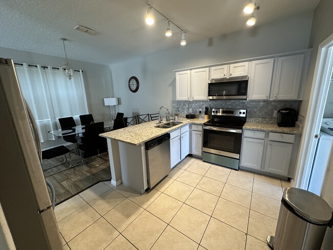 Building Photo - 1737 Royal Ridge Dr