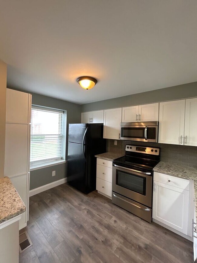 Building Photo - Newly renovated tri-level townhome in Pine...