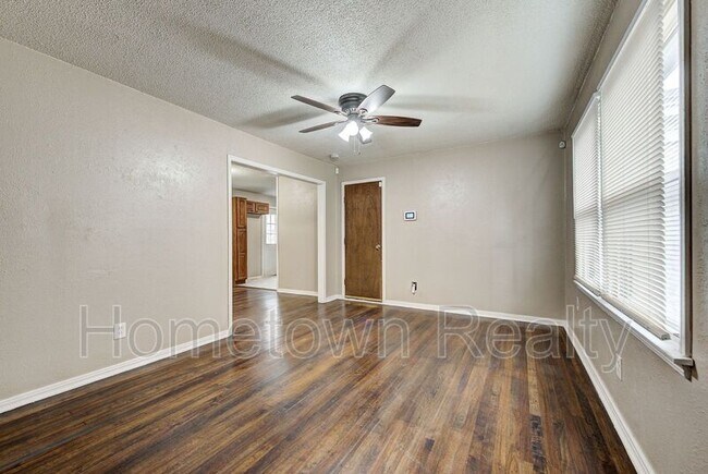 Building Photo - 224 Elm St