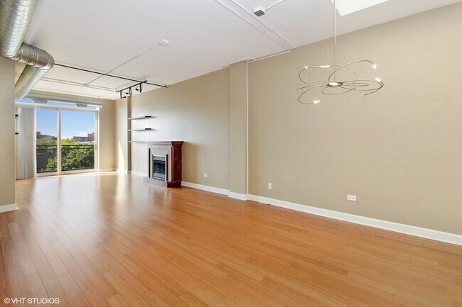 Building Photo - 3260 N Clark St