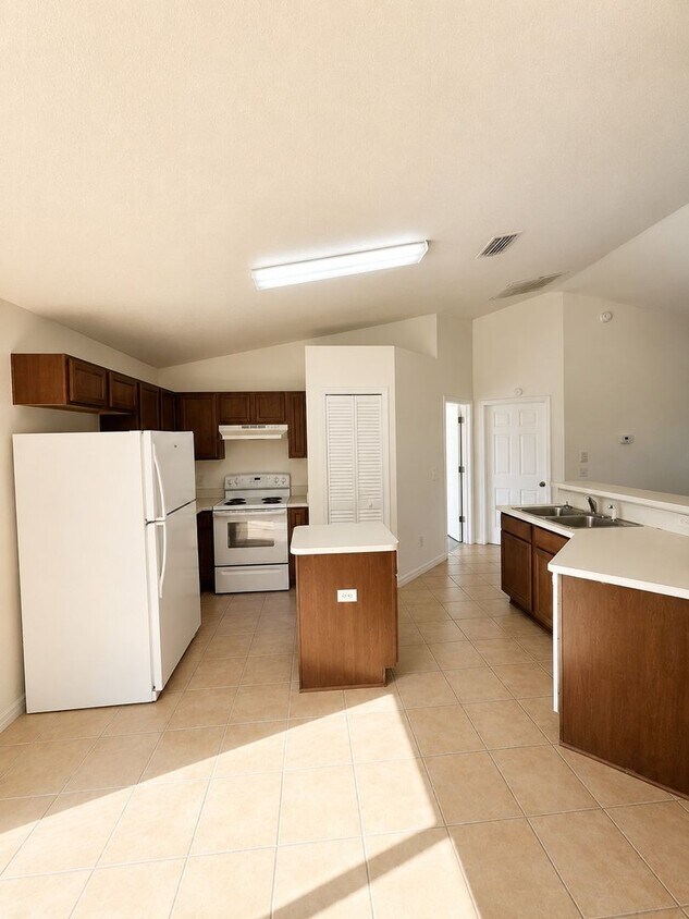 Foto del edificio - Move-In Ready 3-Bedroom Home with Vaulted Ceilings, Open Floor Plan & Two-Car Garage in Silver Sp...