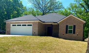 Building Photo - 221 Dogwood St