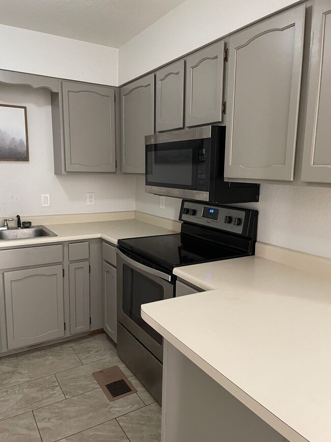 Foto del edificio - 2 Bed / 2 Bath Triplex with Garage & Private Yard – Great Location!
