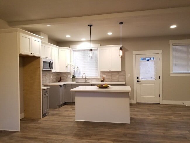 Building Photo - Mill Park Home - 3 bdrm, 2.5 bths, 1592 sq. ft.