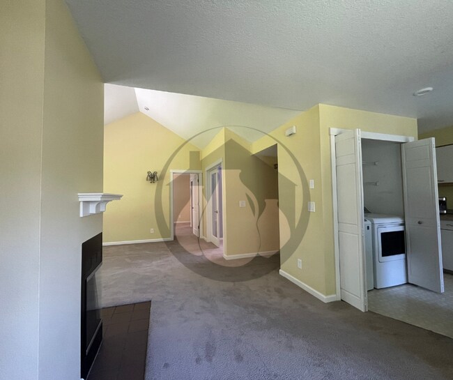 Building Photo - Charbonneau Area-  Spacious upstairs unit