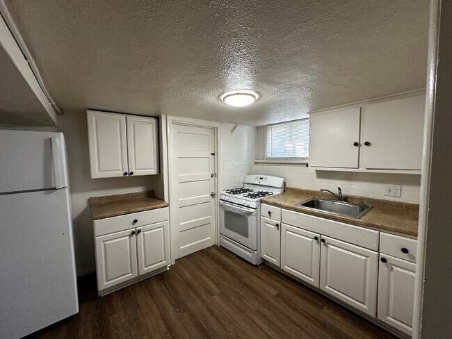 Building Photo - Cozy 1 bed apartment in Elyria Swansea!