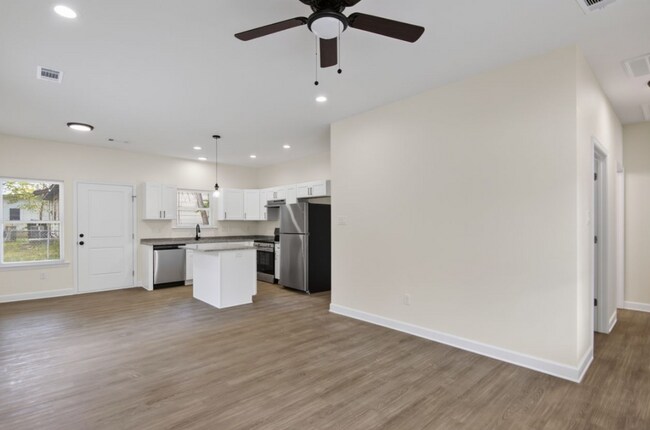 Foto del edificio - Inviting Home with Bright Interiors & Ceiling Fans Throughout - Comfortable Rental with Everyday ...