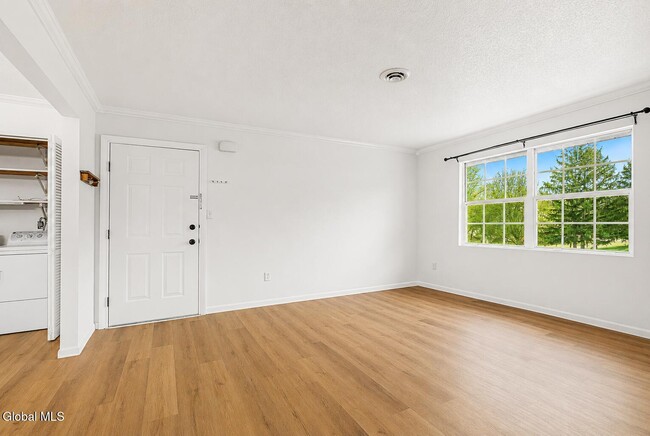 Building Photo - 25A Pine Ln