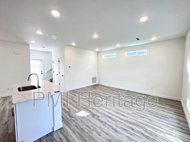 Building Photo - 841 Reading RR Ln