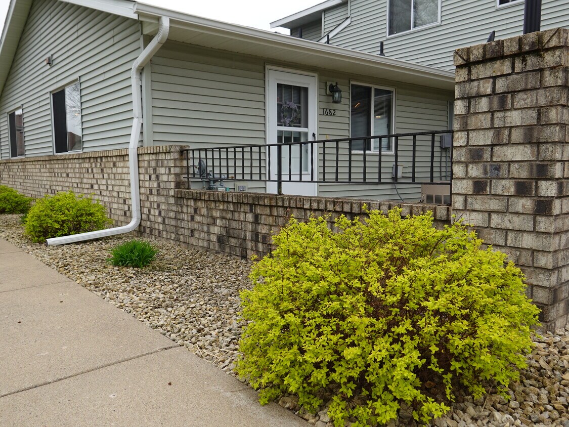 Primary Photo - 1682 Helena Rd N
