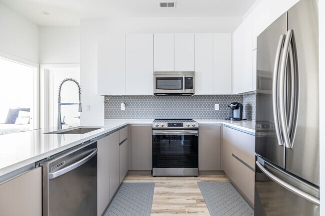 Building Photo - Top Floor 2bd/2ba Condo in East Atlanta, Perfect Roommate Setup!