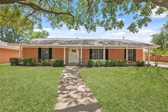Building Photo - 805 Rosewood Dr