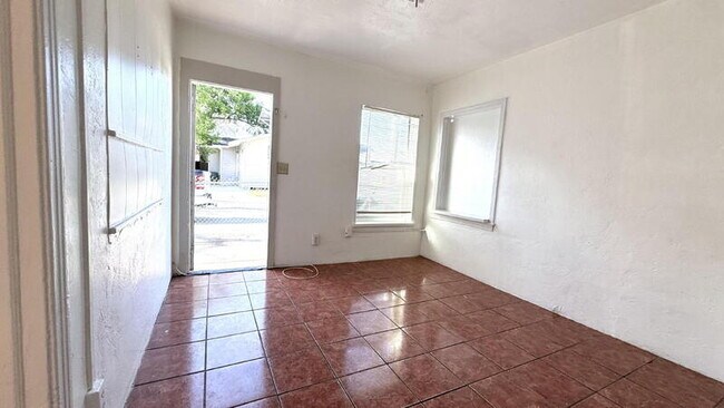 Foto del edificio - 305 Taylor Ave