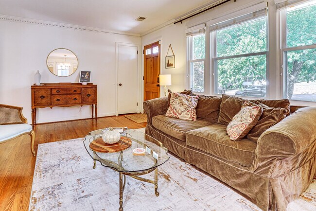 Foto del edificio - 631 Watsonwood Dr