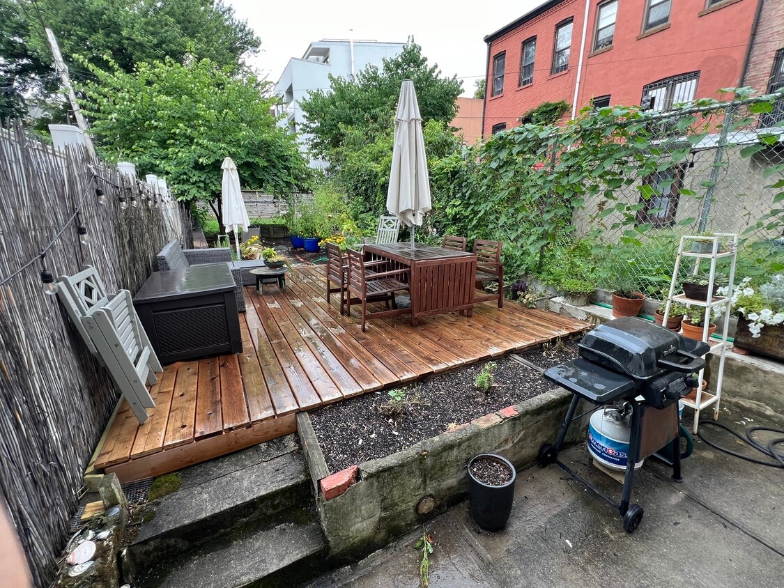 Building Photo - 182 Patchen Ave