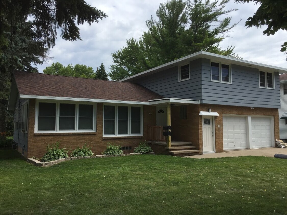 Primary Photo - 1026 W Lorain St