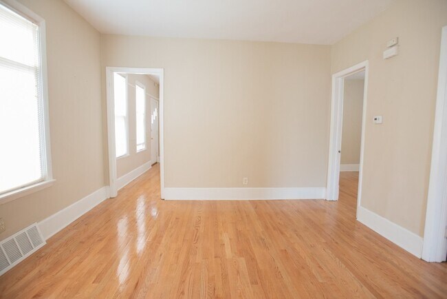 Building Photo - 2429 N Farwell Ave