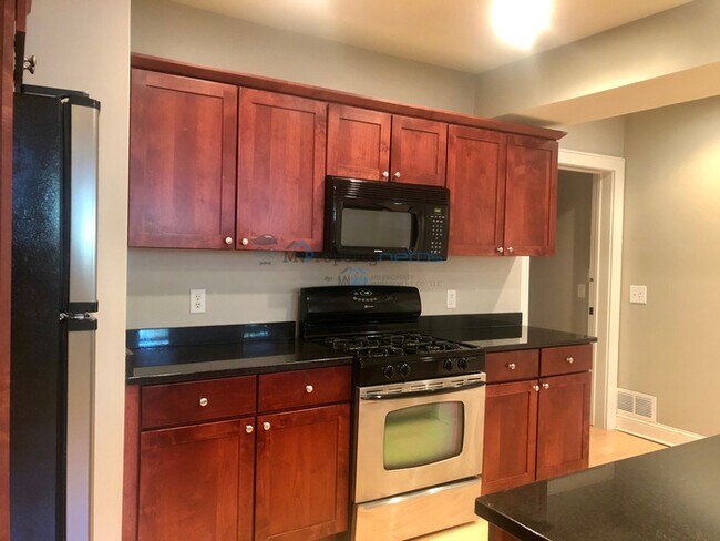 Building Photo - Huge 1 bedroom Condo with Street-Level Pri...
