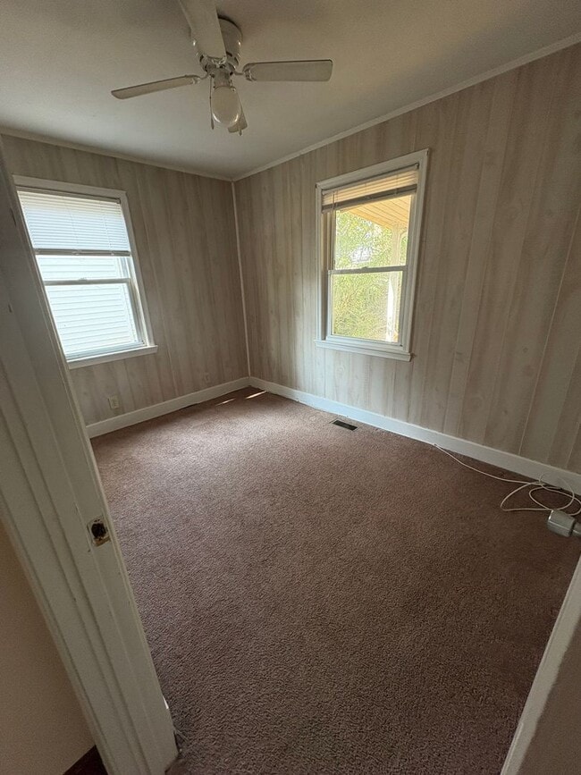 Building Photo - Talk about close to everything! 2 bedroom,...