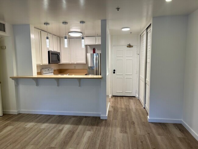 Building Photo - 5605 Friars Rd