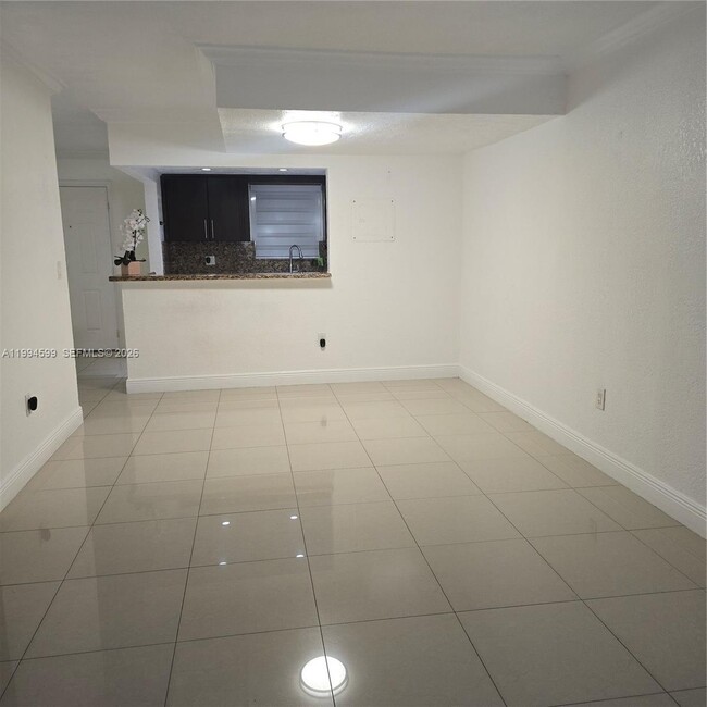 Building Photo - 9371 Fontainebleau Blvd