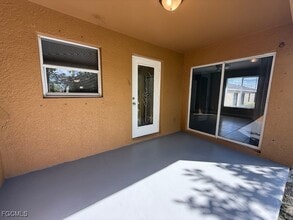 Building Photo - 512 SE 6th Pl