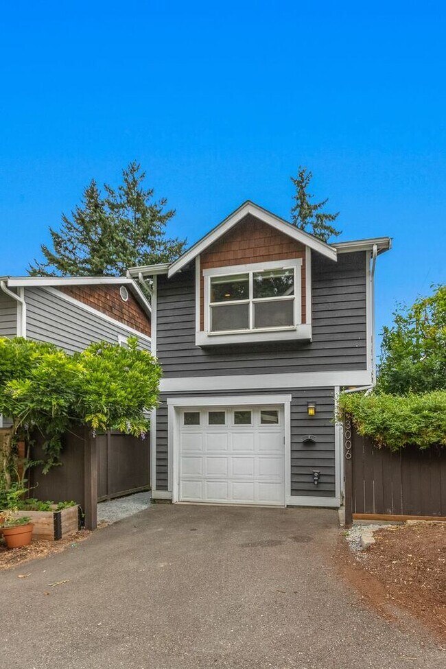 Building Photo - Immaculate North Admiral Home with AIR CON...