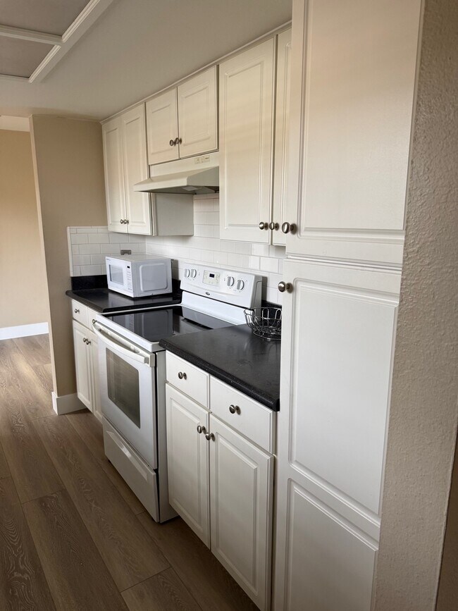 Cocina con todas las comodidades - 1250 E Shaw Ave