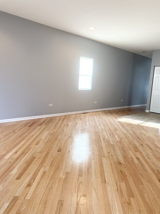 Living room/Dining room (open concept) - 3418 W Fulton Blvd