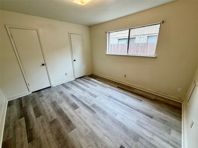 Building Photo - 5015 Glendower Dr