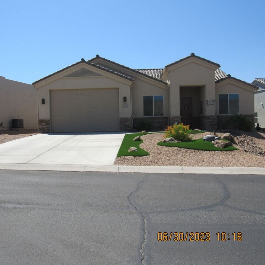 Foto principal - Beautiful Home with 57ft Boat Deep Garage!...