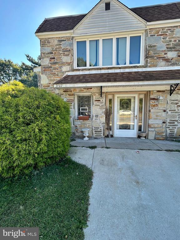 Foto principal - 7002 Henry Ave