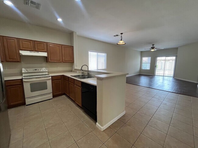 Foto del edificio - SPACIUS 4 BEDROOM 2 BATHROOM HOME IN PHOENIX