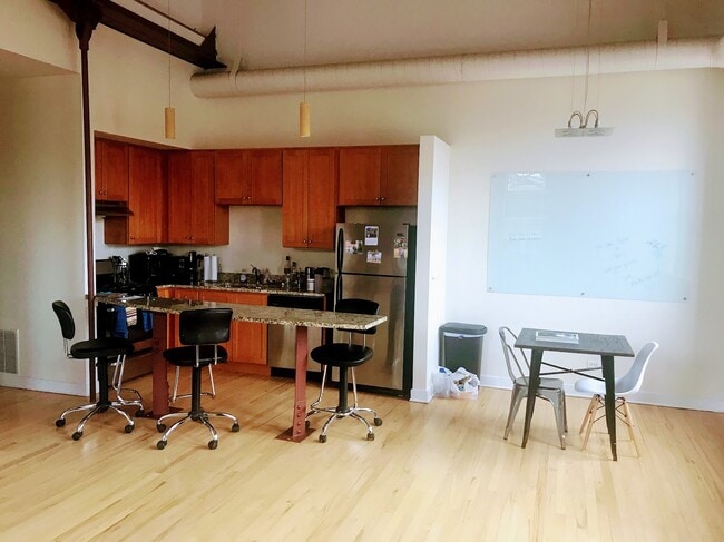 Building Photo - 2041 W North Ave