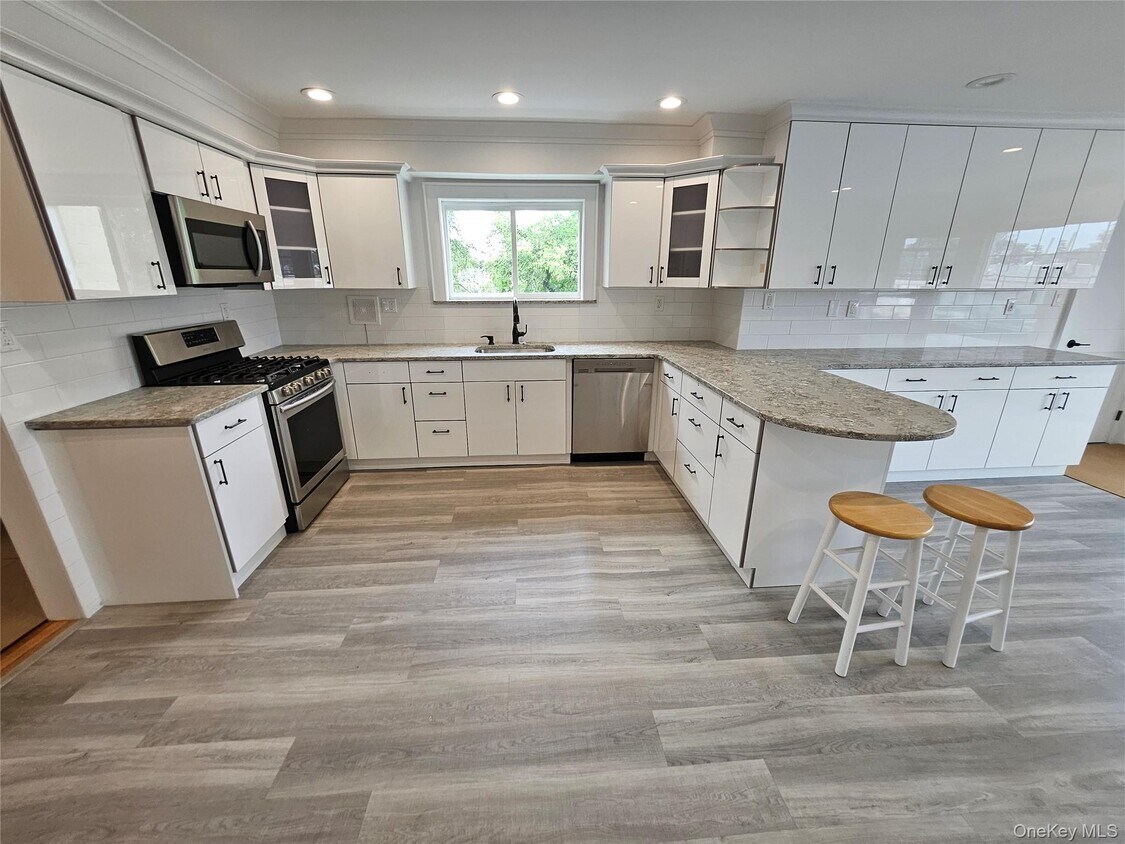 Foto principal - 357 Hicksville Rd