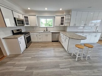 Building Photo - 357 Hicksville Rd