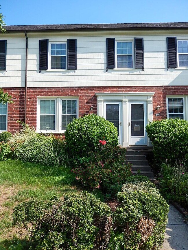 Foto del edificio - Sun-Filled & Well-Maintained 1 Bed 1 Bath Interior Townhome In Arlington Village