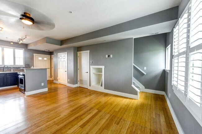 Foto del edificio - Modern 2-Bedroom Condo in LoHi