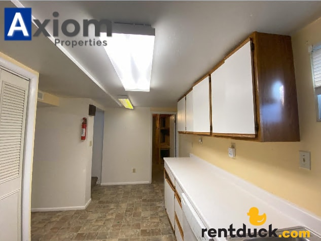 Building Photo - 1005 1/2 Park Lane-