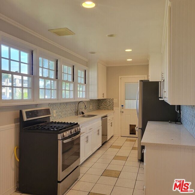 Foto del edificio - 2781 N Bellflower Blvd