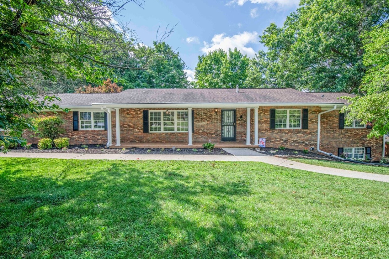 Halls 37938 - 4 bedroom, bath home with 4 garage spaces - Call Susan Niedergeses 865-300-4722 - Halls 37938 - 4 bedroom, bath home with 4 garage spaces - Call Susan Niedergeses 865-300-4722