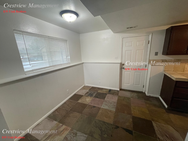 Building Photo - Walton Duplex