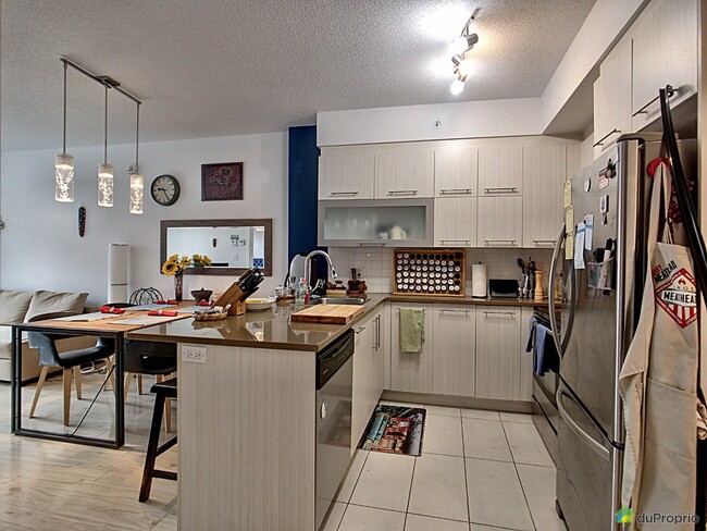 Building Photo - 1248 Av De L'hôtel-De-Ville