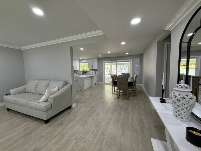 Foto del edificio - First Time rental in desirable Simi Valley...