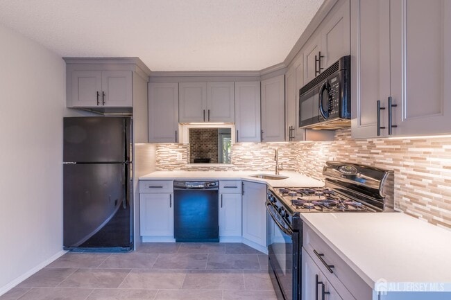 Foto del edificio - 1101 Doolittle Dr