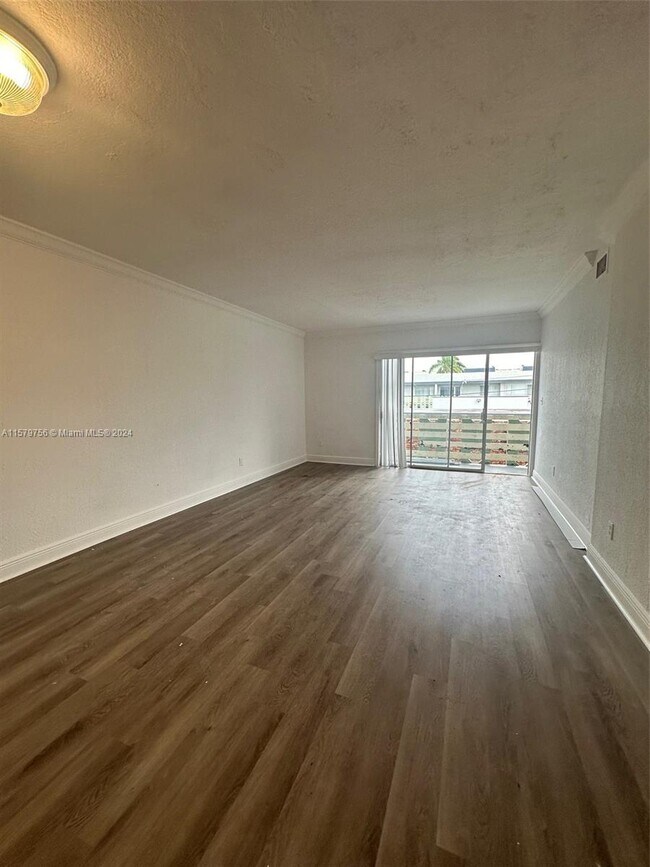 Foto del edificio - 980 NE 170th St